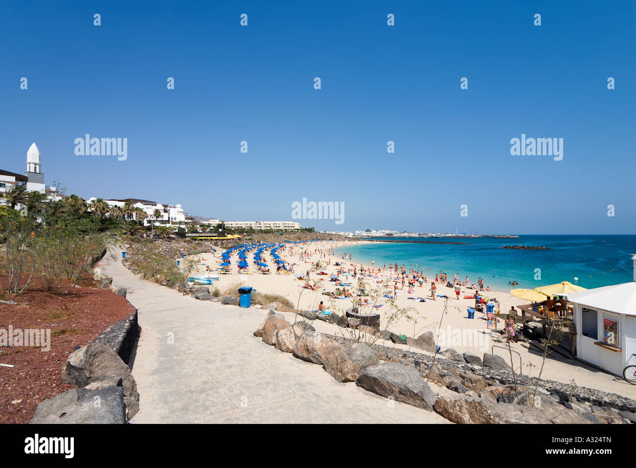 Promenade et plage principale, Playa Blanca, Lanzarote, îles Canaries, Espagne Banque D'Images