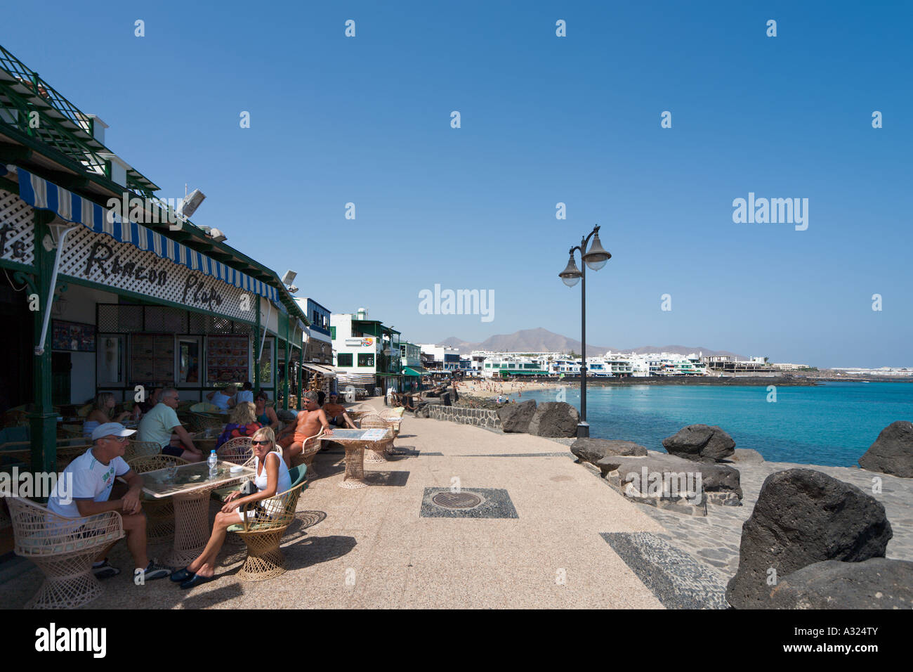 Promenade et restaurant en bord de mer dans le centre de la station balnéaire, Playa Blanca, Lanzarote, îles Canaries, Espagne Banque D'Images