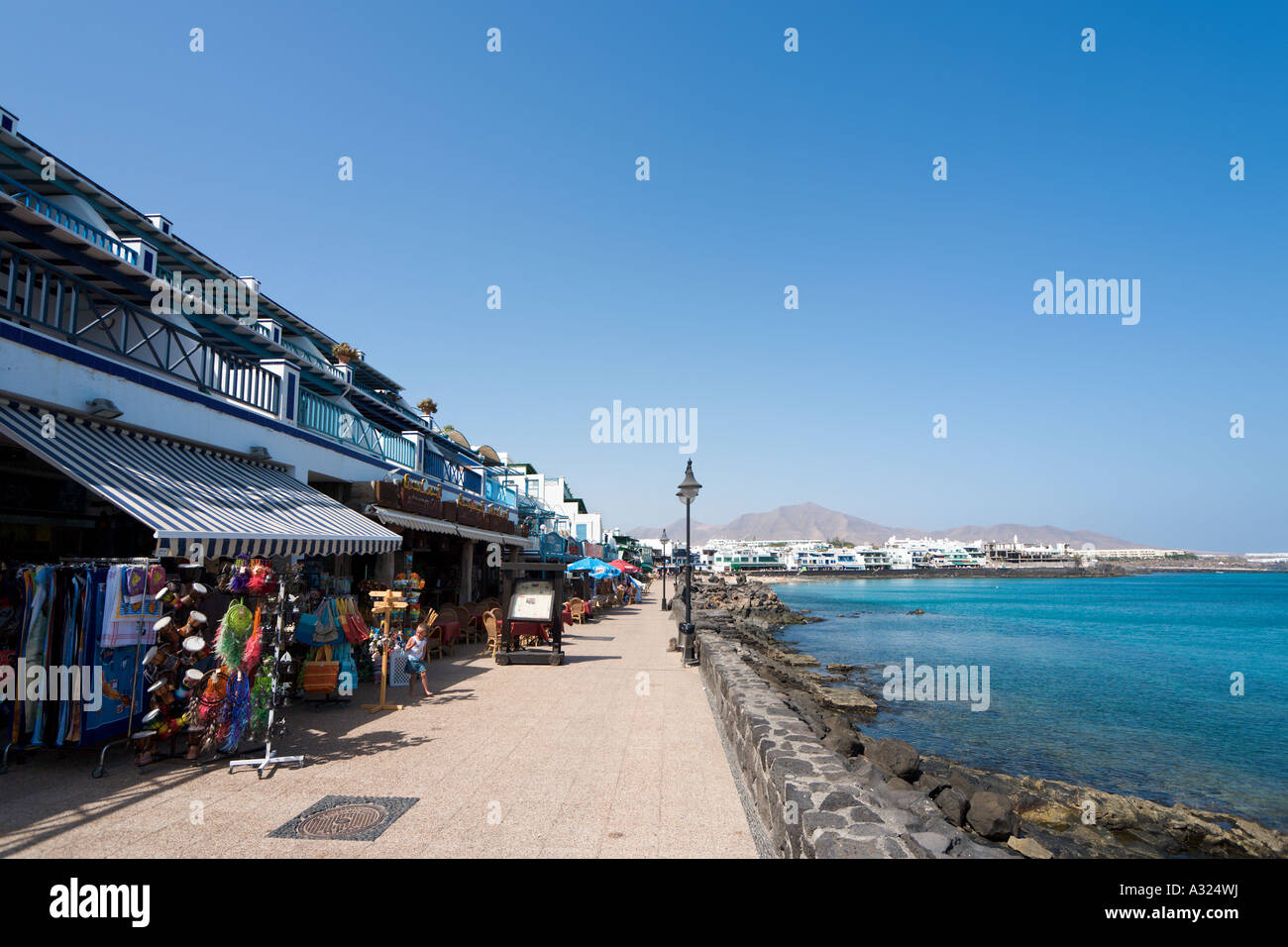La promenade et des boutiques dans le centre de la station balnéaire, Playa Blanca, Lanzarote, îles Canaries, Espagne Banque D'Images