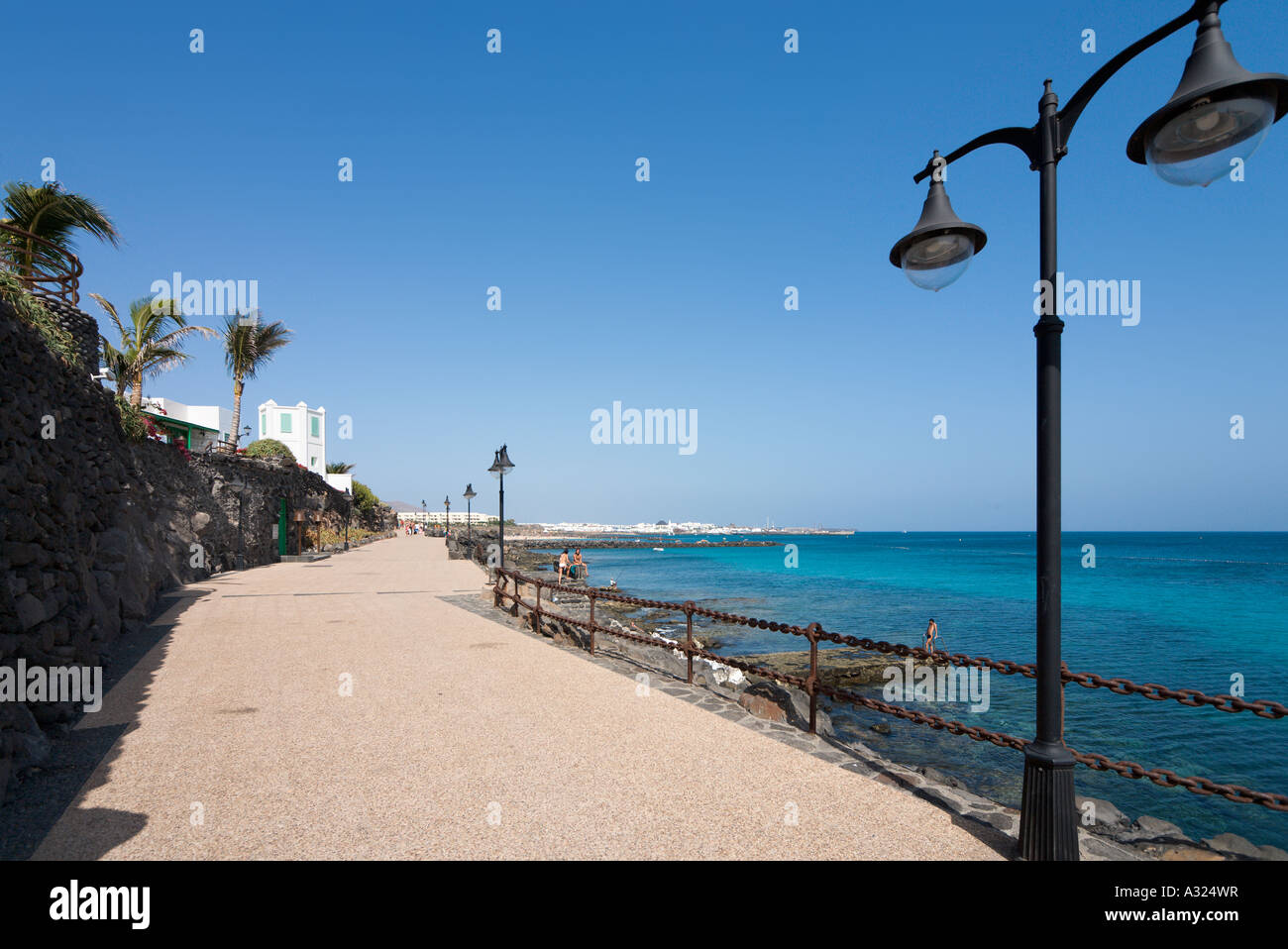 La promenade et des boutiques dans le centre de la station balnéaire, Playa Blanca, Lanzarote, îles Canaries, Espagne Banque D'Images