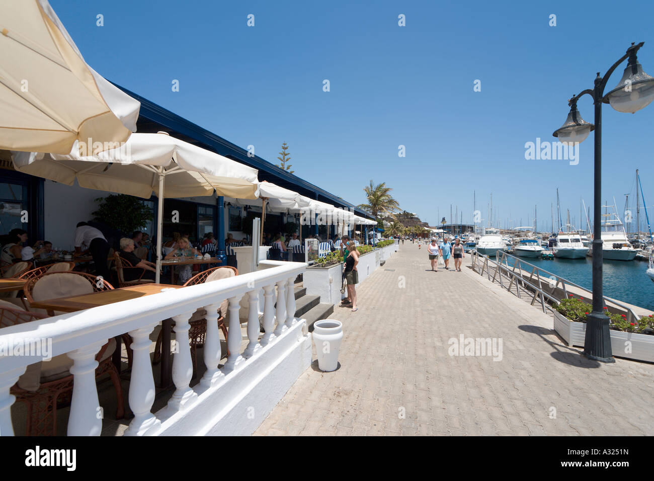 Restaurant à quai, Puerto Calero, Lanzarote, îles Canaries, Espagne Banque D'Images