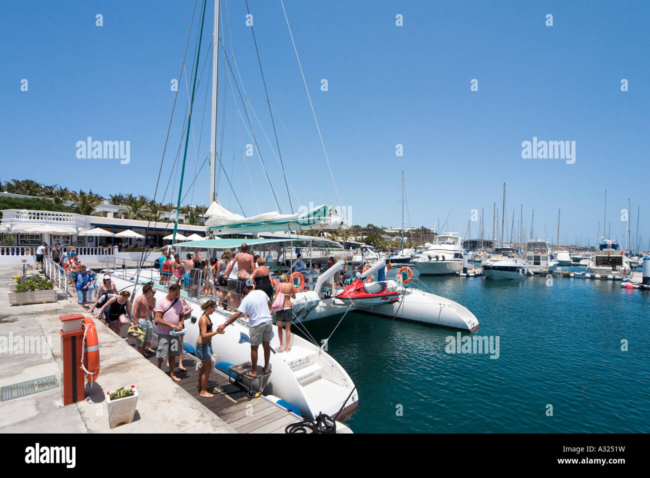 Lanzacat Excursion Catamaran, Puerto Calero, Lanzarote, îles Canaries, Espagne Banque D'Images