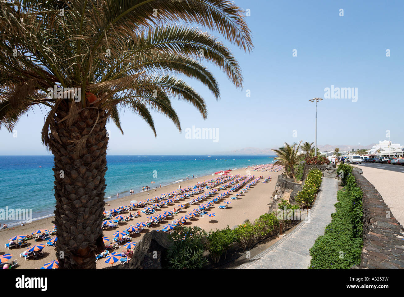 La principale plage (Playa Grande), Puerto del Carmen, Lanzarote, îles Canaries, Espagne Banque D'Images