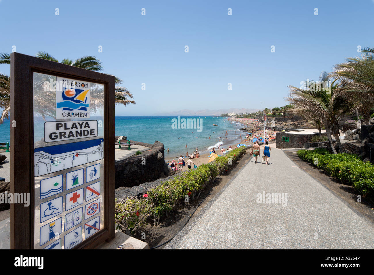 Plage et de la promenade principale de la ville (Playa Grande), Puerto del Carmen, Lanzarote, îles Canaries, Espagne Banque D'Images