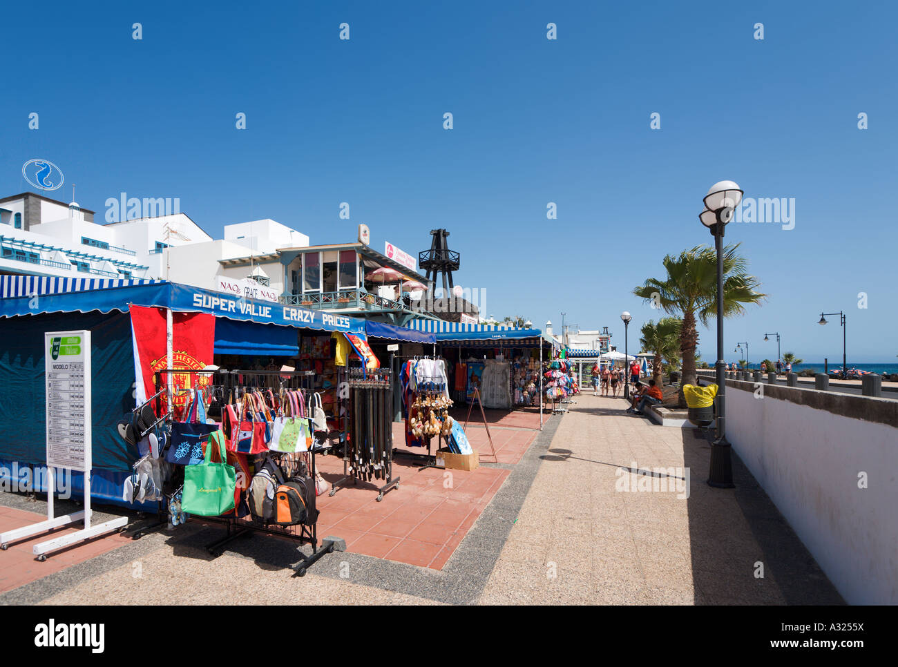 Boutiques dans le centre commercial, Jameos Playa de los Pocillos, Puerto del Carmen, Lanzarote, îles Canaries, Espagne Banque D'Images