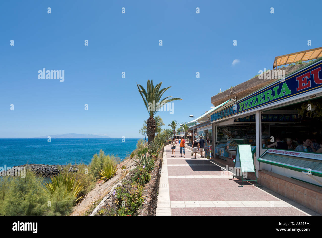 Des cafés en bord de mer près de le Pueblo Canario, Playa de las Americas, Tenerife, Canaries, Espagne Banque D'Images