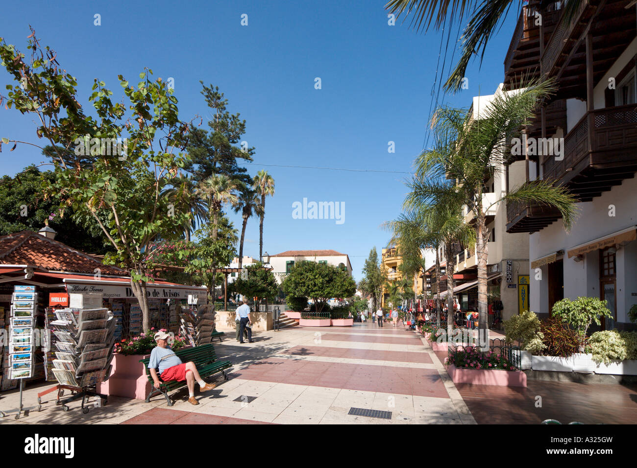 Boutiques et de la zone piétonne dans le centre-ville, à Puerto de la Cruz, Tenerife, Canaries, Espagne Banque D'Images