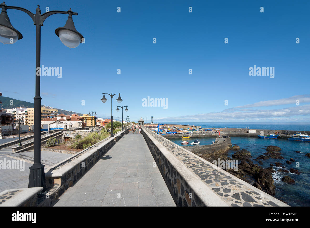 Digue menant à la Puerto Pesquero, Puerto de la Cruz, Tenerife, Canaries, Espagne Banque D'Images