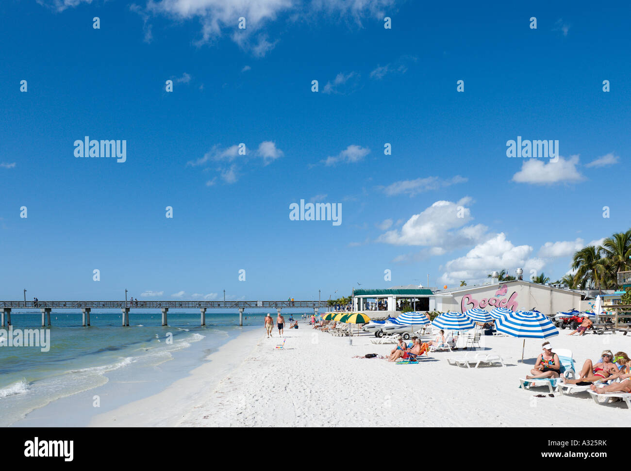 Plage et jetée dans le centre de la station, Fort Myers Beach, la Côte du Golfe, en Floride, USA Banque D'Images