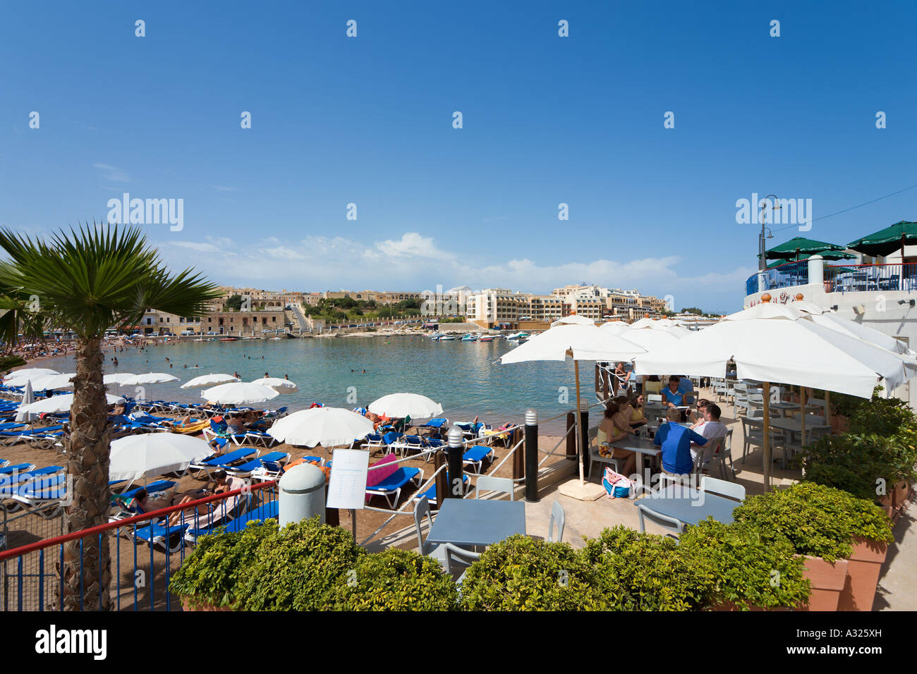 Restaurant en bord de mer, St George's Bay, Malte Banque D'Images