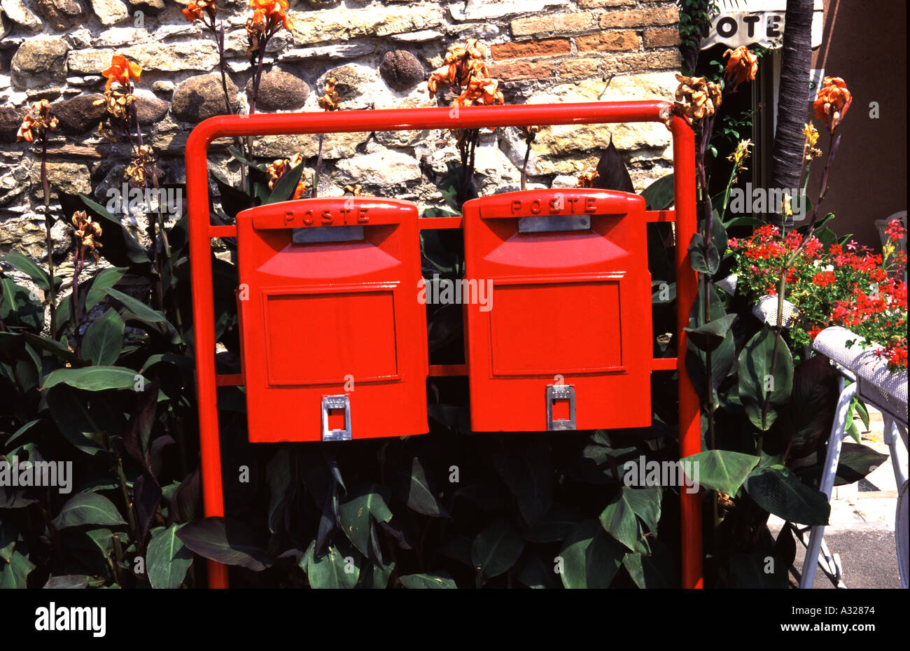 Boîtes aux lettres rouges à Bardolino Italie Banque D'Images