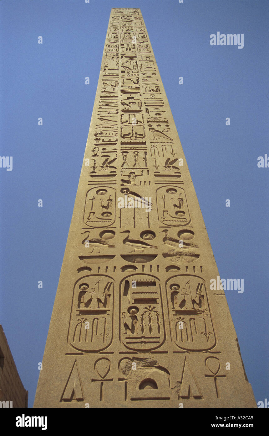 Dans la culture pharaonique, les obélisques représentaient la déité vivante, la vitalité et l'immortalité du pharaon. Obélisque de l'est dans le temple de Karnak Louxor. Banque D'Images