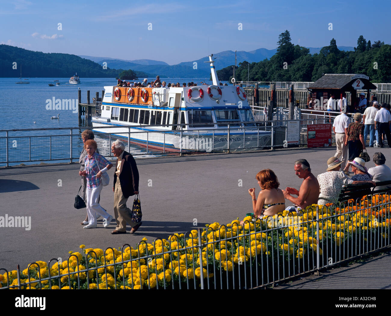 Les touristes profiter de soirée d'Bowness on Windermere Lake District National Park Cumbria England UK Banque D'Images