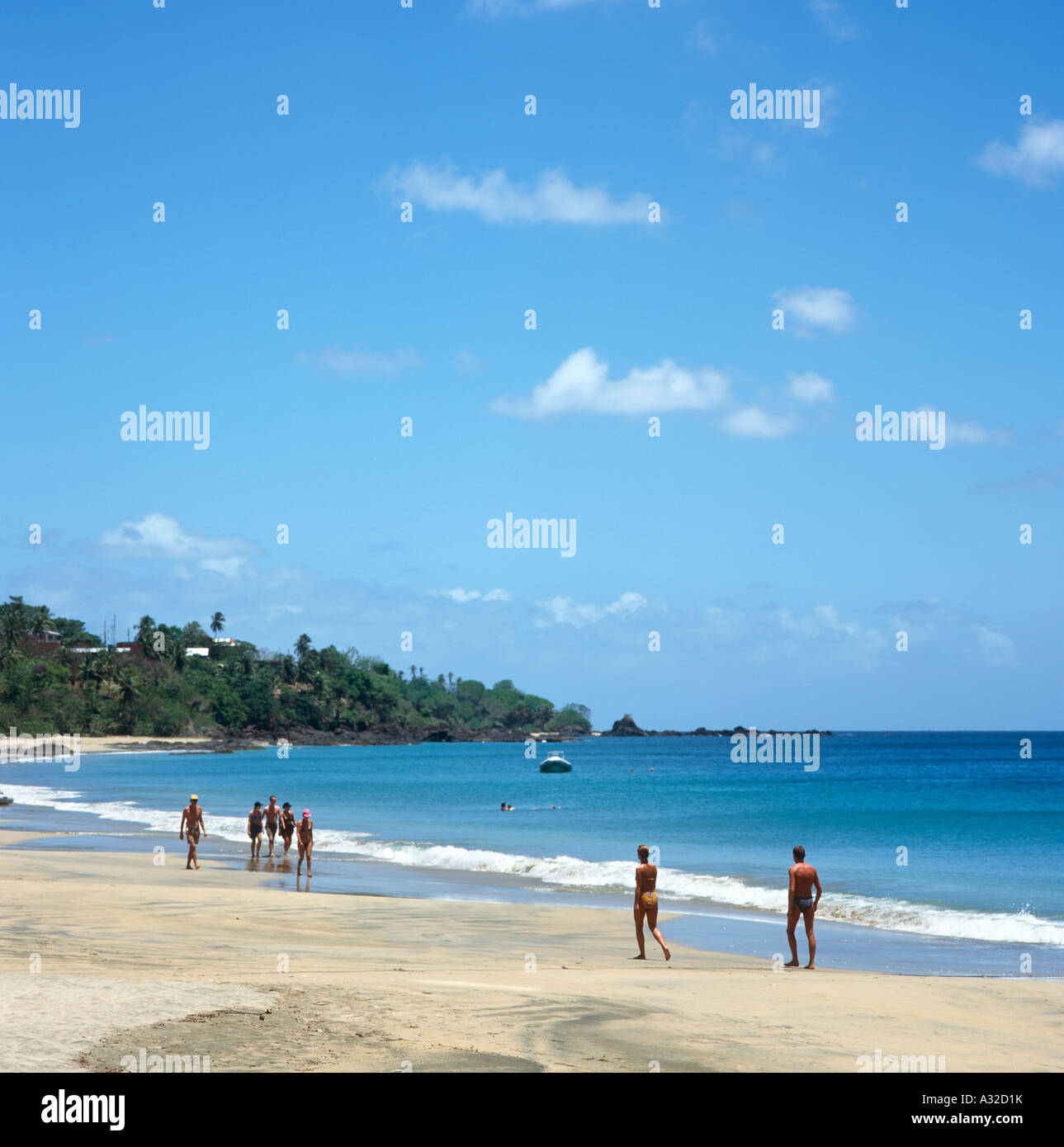 Les gens qui marchent sur Mount Irvine Bay Beach, Tobago, Trinité-et-Tobago, dans les Antilles, Caraïbes Banque D'Images