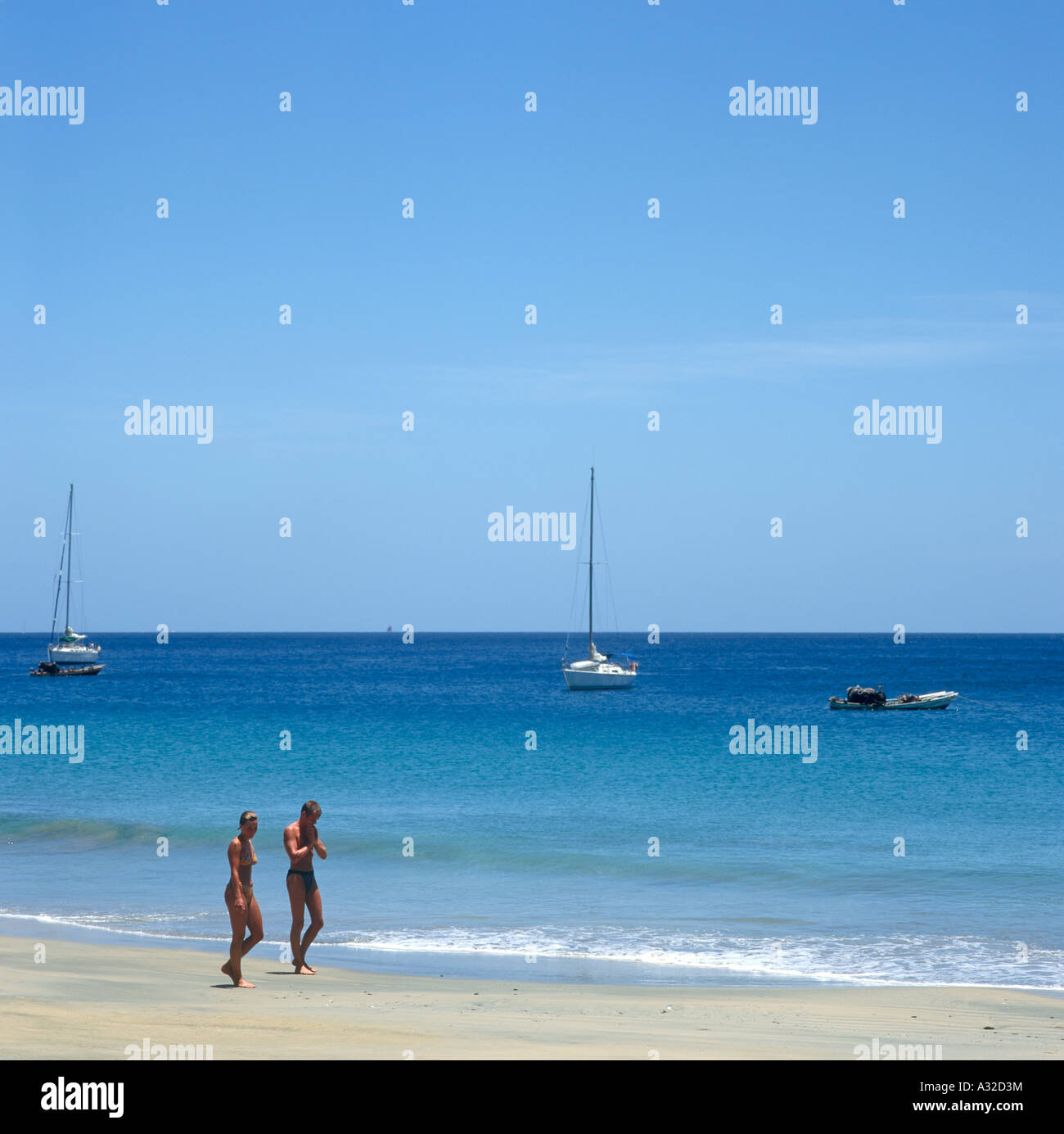 Couple walking on Mount Irvine Bay Beach, Tobago, Trinité-et-Tobago, dans les Antilles, Caraïbes Banque D'Images