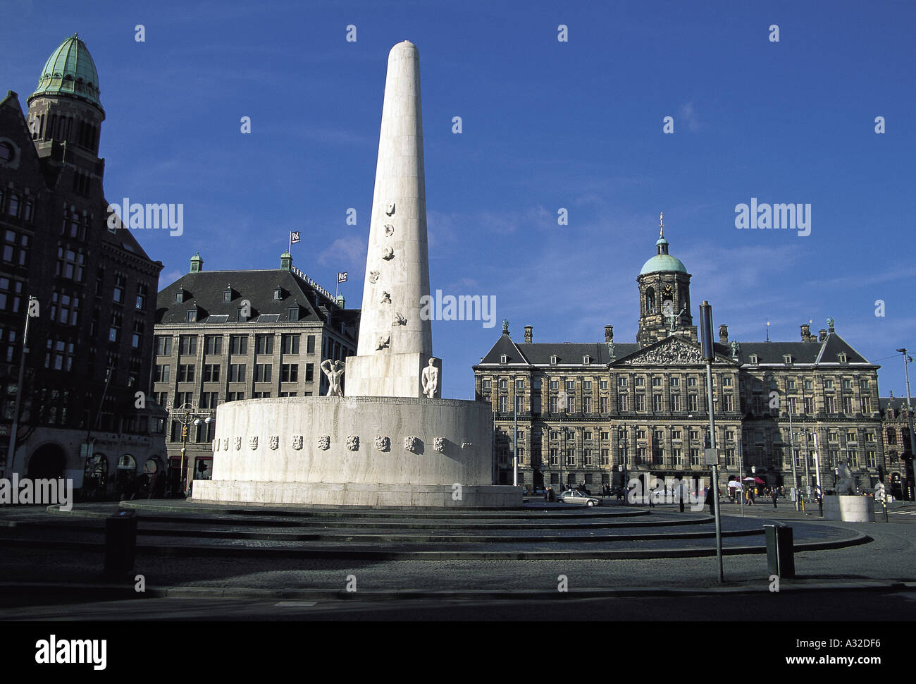 Obélisque commémoratif aux soldats hollandais tués en WW11, Amsterdam, place du Dam. Banque D'Images