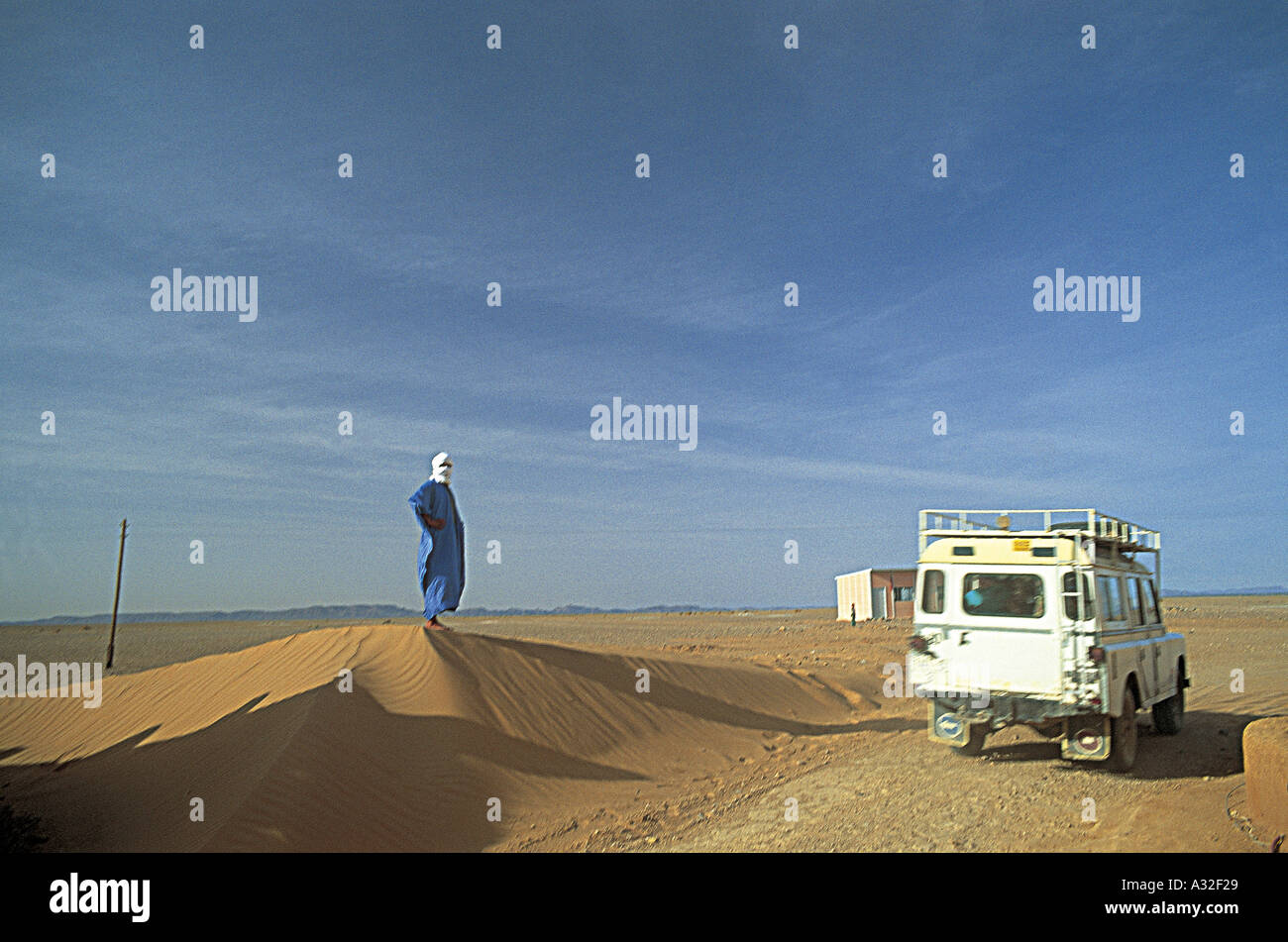 Blue Man hitching un tour, Deep South près d'Erfoud, Maroc Banque D'Images