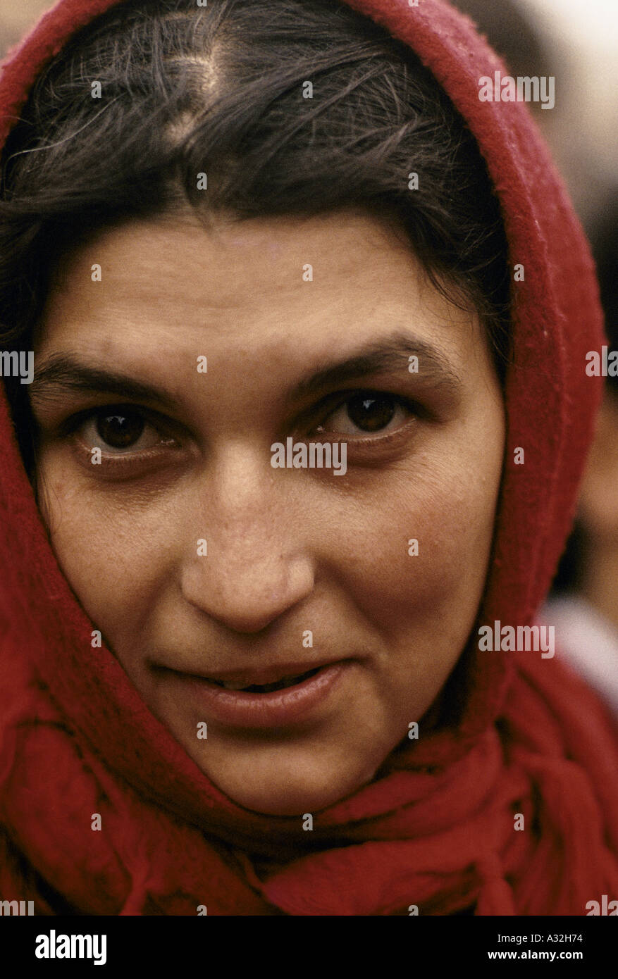 Yportrait de jeune femme portant un foulard rouge Banque D'Images