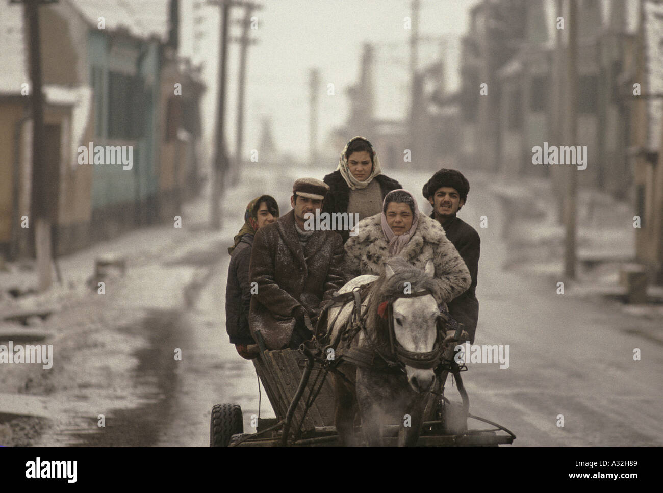 La Roumanie après la révolution agricole hommes femmes voyageant en chariot tiré par des chevaux sur la route couverte par la neige de la glace dans la banlieue de Sibiu 1990 Banque D'Images