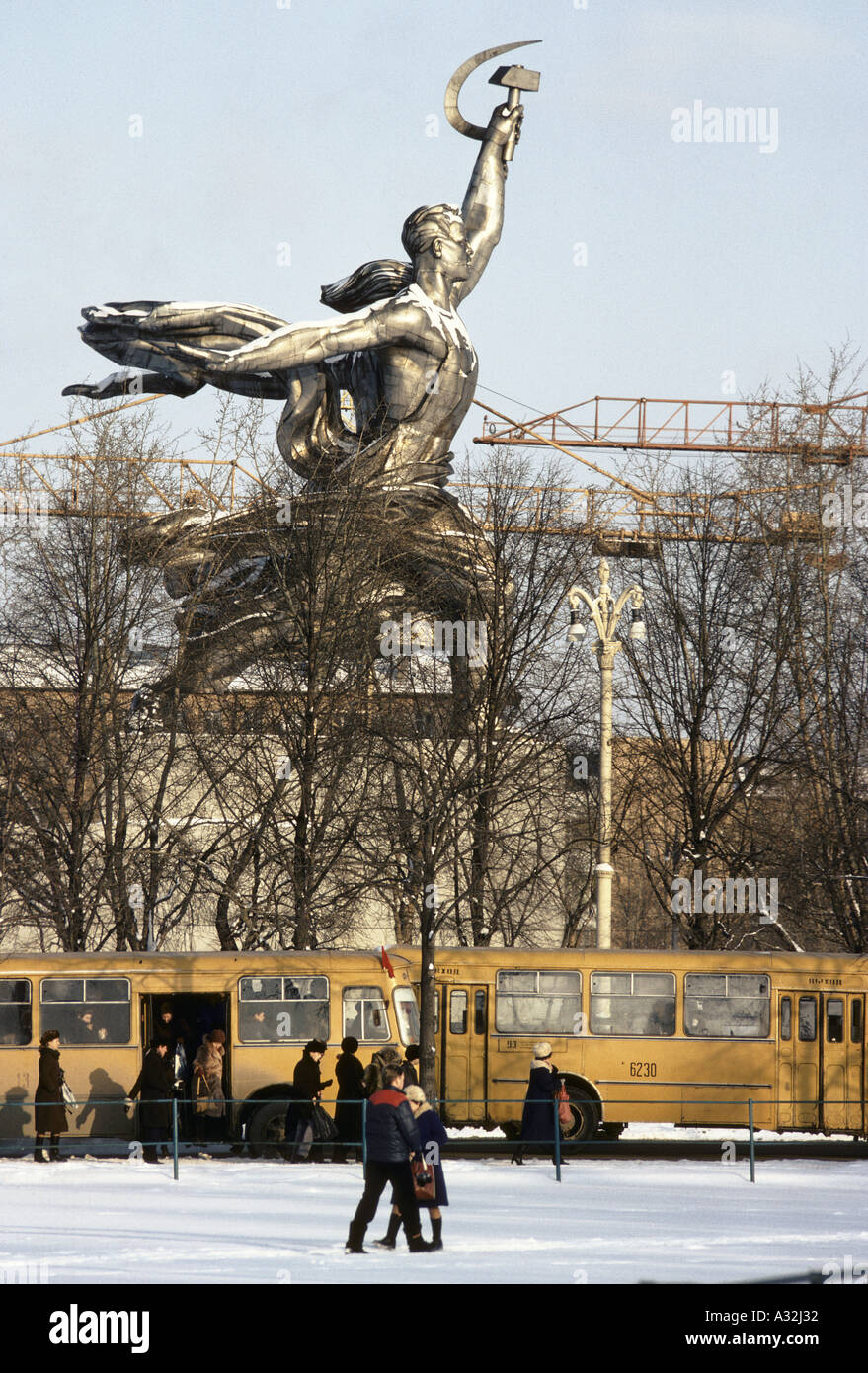 Moscou Saint-Pétersbourg statue pour les travailleurs soviétiques à l'entrée du parc de citoyenneté économique Moscou 1983 Banque D'Images