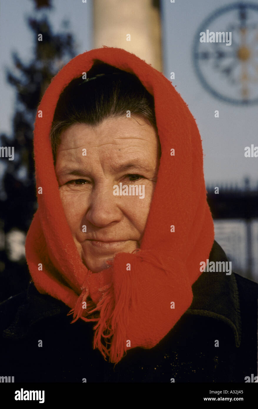 Moscou Saint-Pétersbourg femme portant foulard rouge Moscou 1983 Banque D'Images