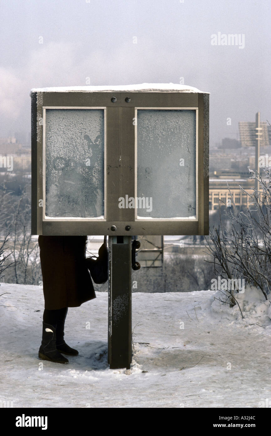 Moscou Saint-Pétersbourg personne à l'aide de la cabine téléphonique de Moscou 1983 Lénine hills Banque D'Images