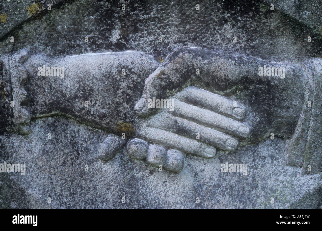 Détail d'une pierre tombale en pierre qui a été sculpté un homme part pour rejoindre la holding ou des poignées de main de femme un Banque D'Images