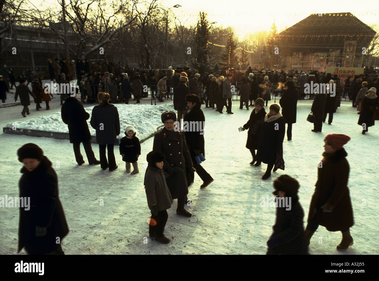Moscou st petersburg les gens rassemblés autour de Gorki park Moscow 1983 Banque D'Images