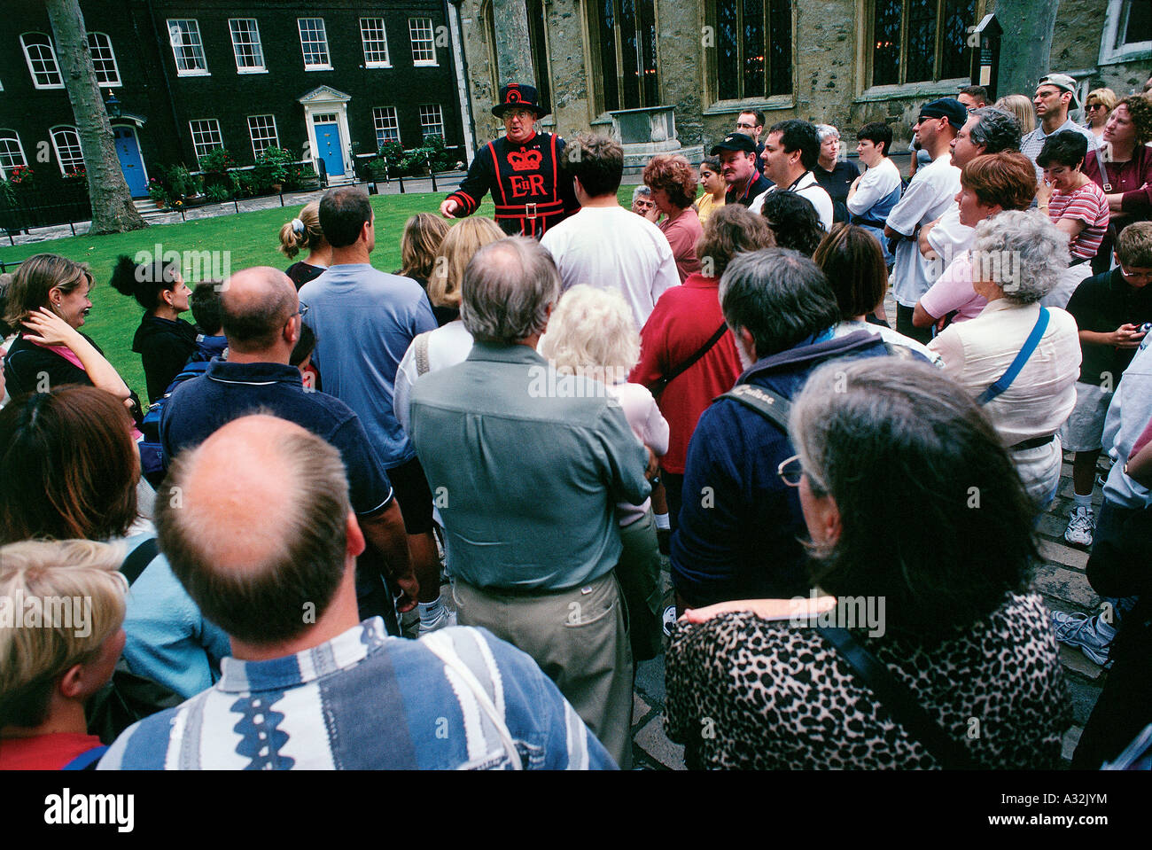 Guide et les touristes, la Tour de Londres, Londres, Royaume-Uni Banque D'Images
