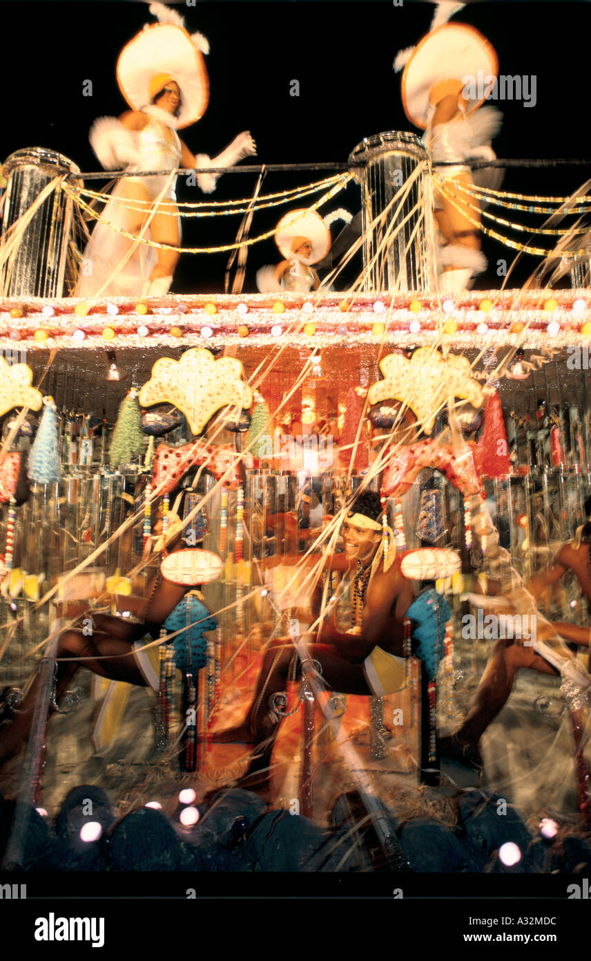 Danseurs sur un flotteur dans le carnaval de Santiago de Cuba, Banque D'Images