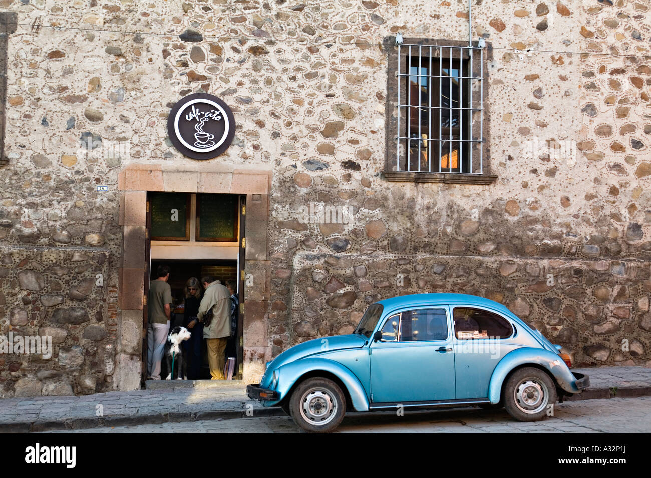 Mexique San Miguel de Allende Blue Volkswagen voiture garée sur street coffee shop et stand de chien dans la porte de store Banque D'Images