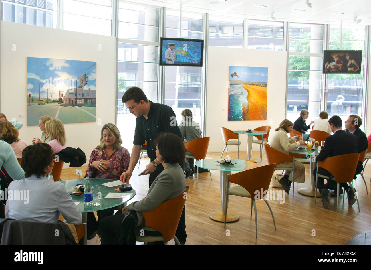Diners assis entouré de peintures dans la galerie hiscox art café Banque D'Images
