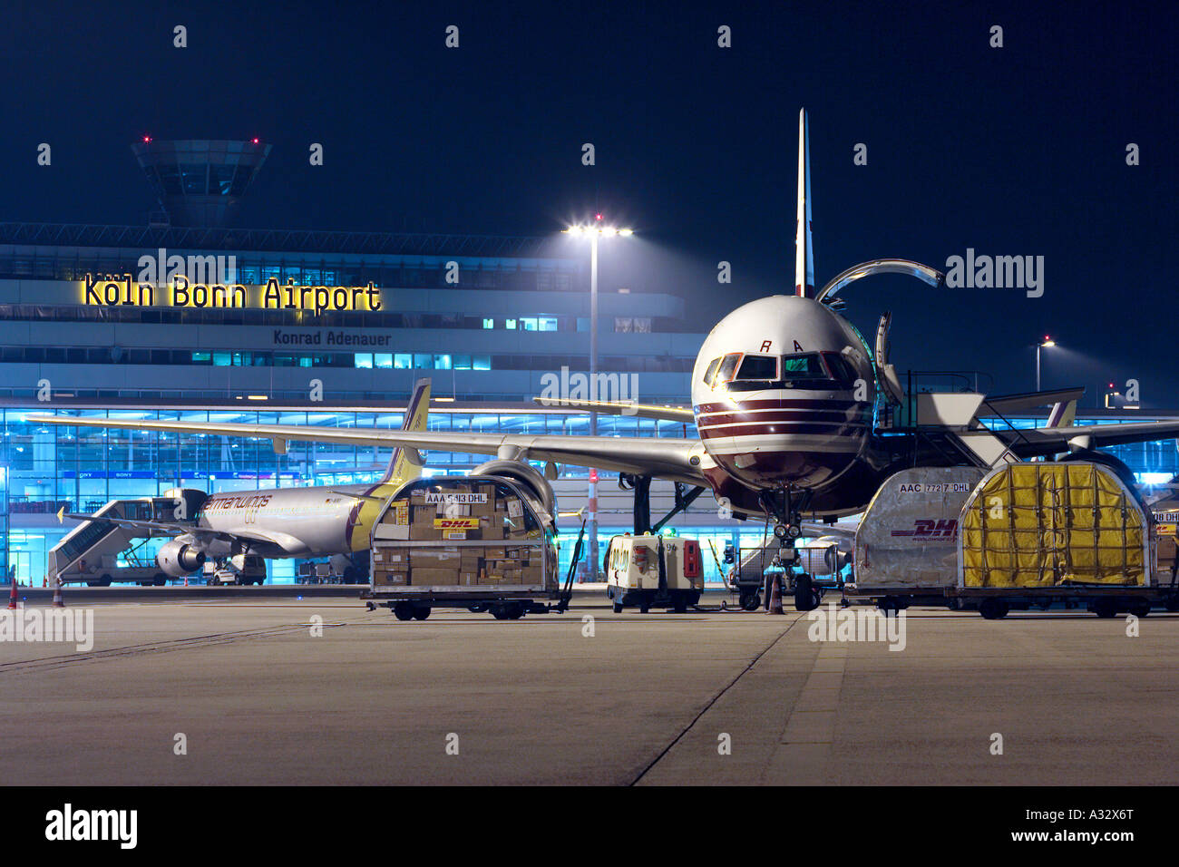 Un avion cargo de DHL à l'aéroport de Cologne Bonn la nuit, Allemagne Banque D'Images