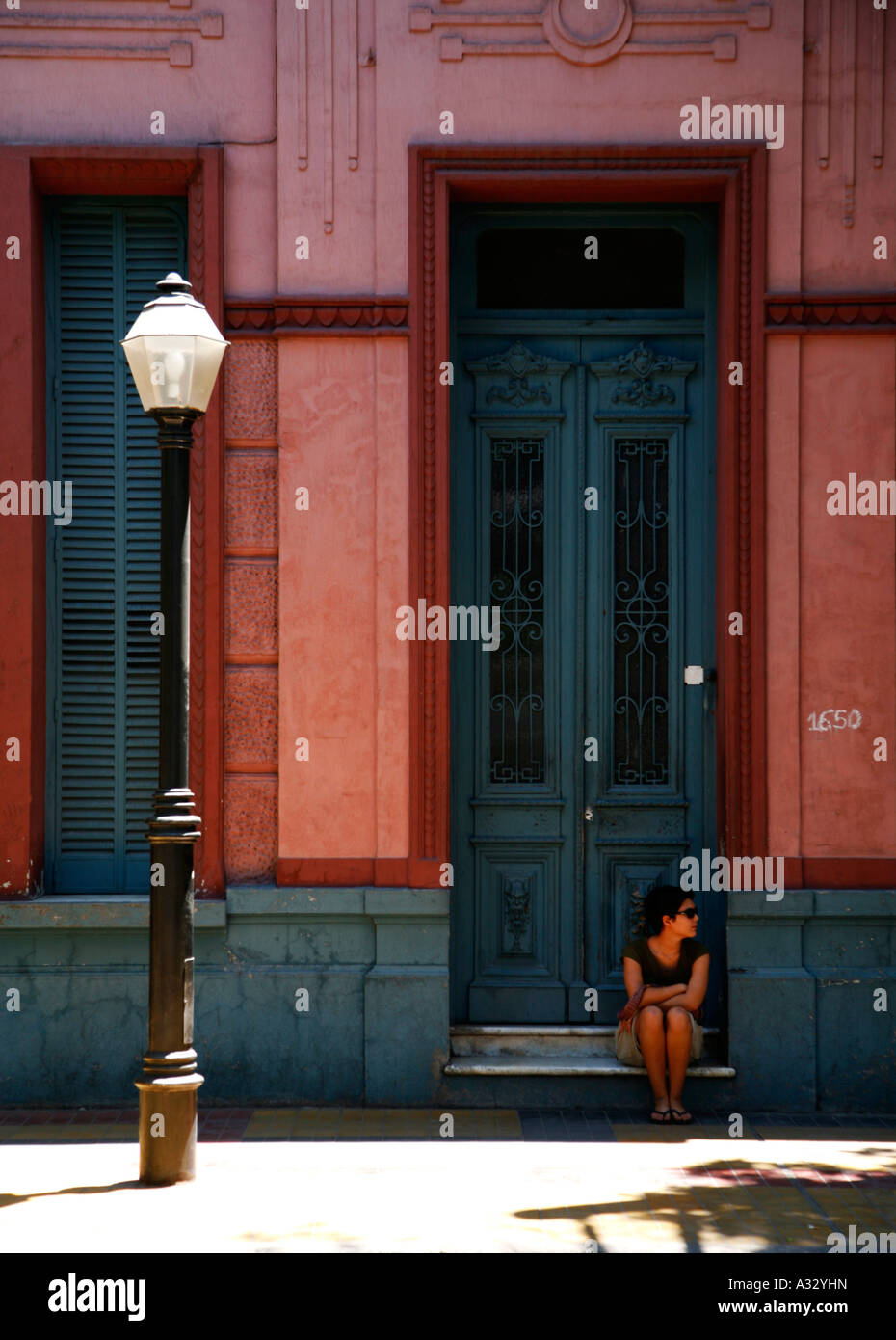 Mendoza girl in doorway Banque D'Images