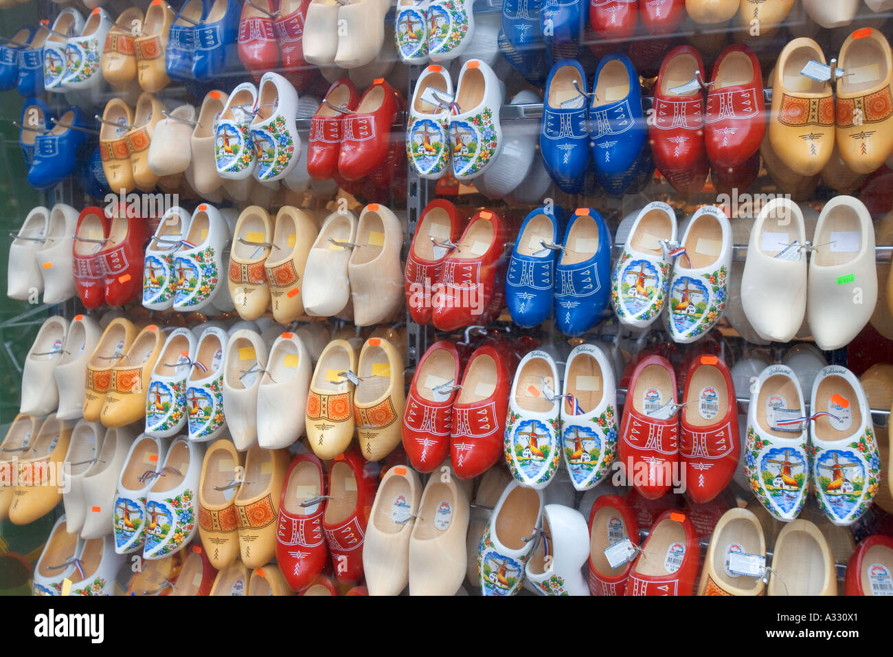 Chaussures sabot en bois en vitrine à Amsterdam, Pays-Bas, Europe Photo  Stock - Alamy