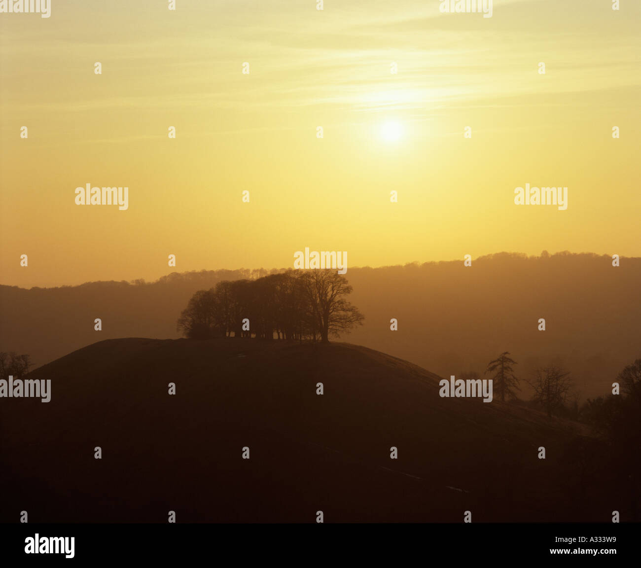 Coucher de soleil sur M. Downham Hill dans les Cotswolds vu de Uley Bury, Gloucestershire Banque D'Images