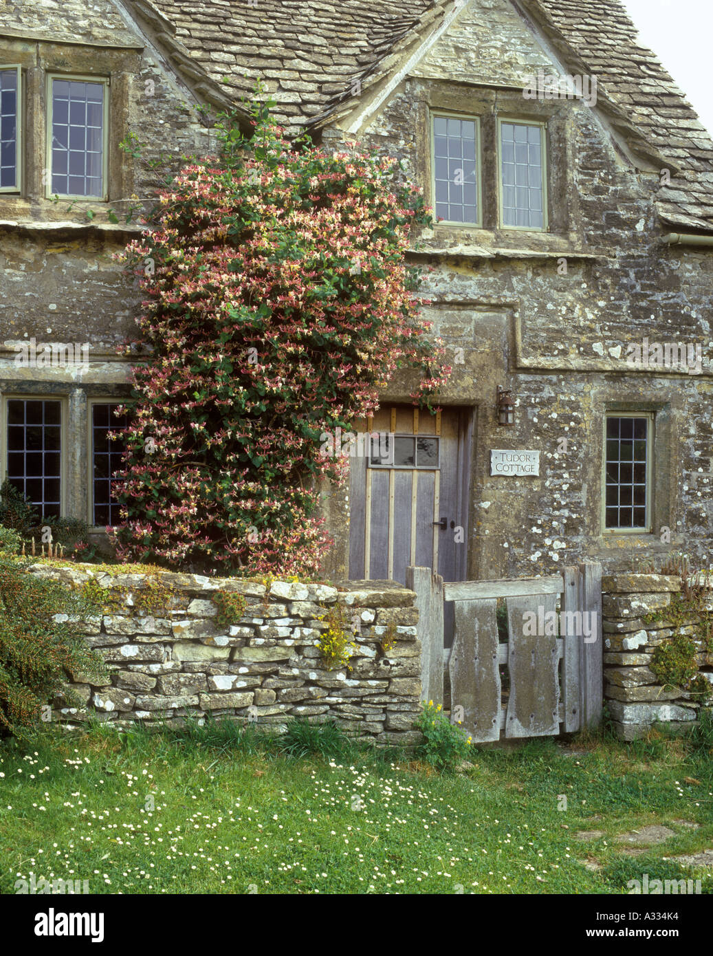 Dans le Tudor Cottage village des Cotswolds, Gloucestershire Vert Caudle d Banque D'Images