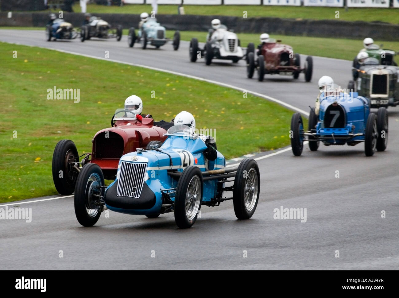 Un MG R-type mène la Brooklands Trophy concurrents au Goodwood Revival, Sussex, Angleterre. Banque D'Images