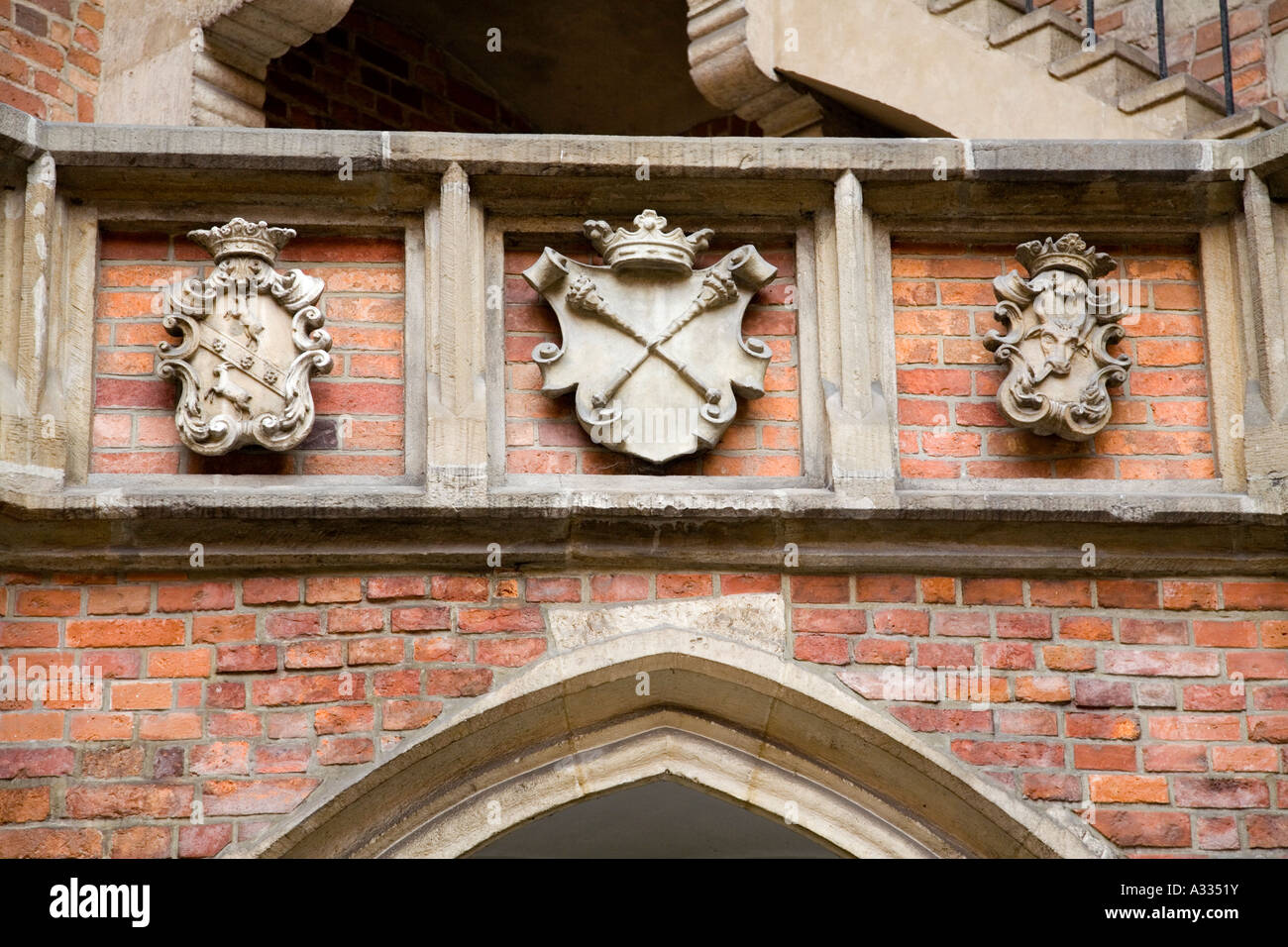 Armoiries de trois plaques sur un mur dans le Collegium Maius, Cracovie, Pologne. Banque D'Images