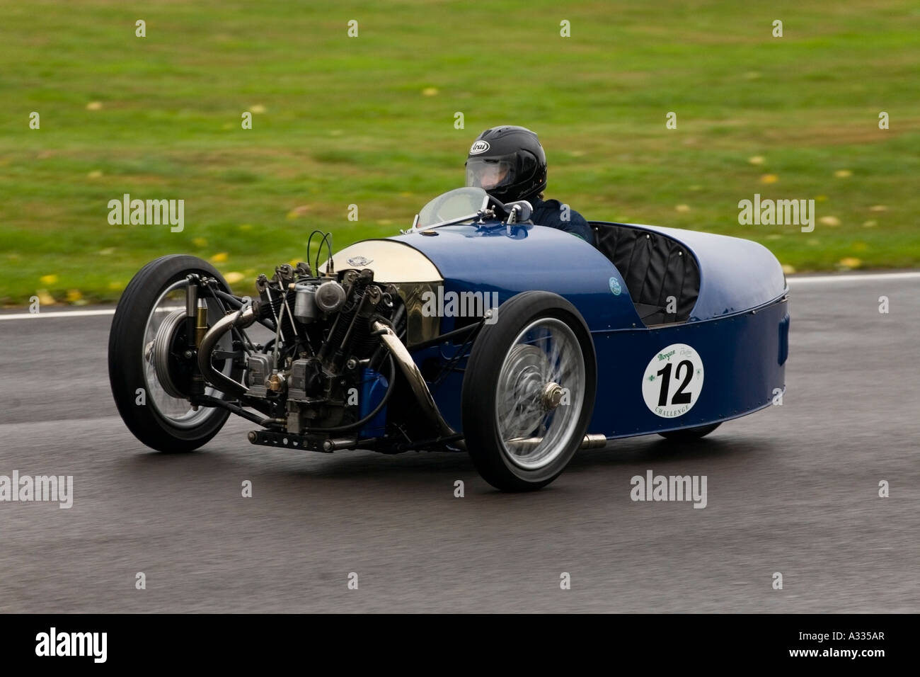 Morgan Aero Super prend part à la Brooklands course pour le trophée à Goodwood Revival meeting, Sussex. Banque D'Images