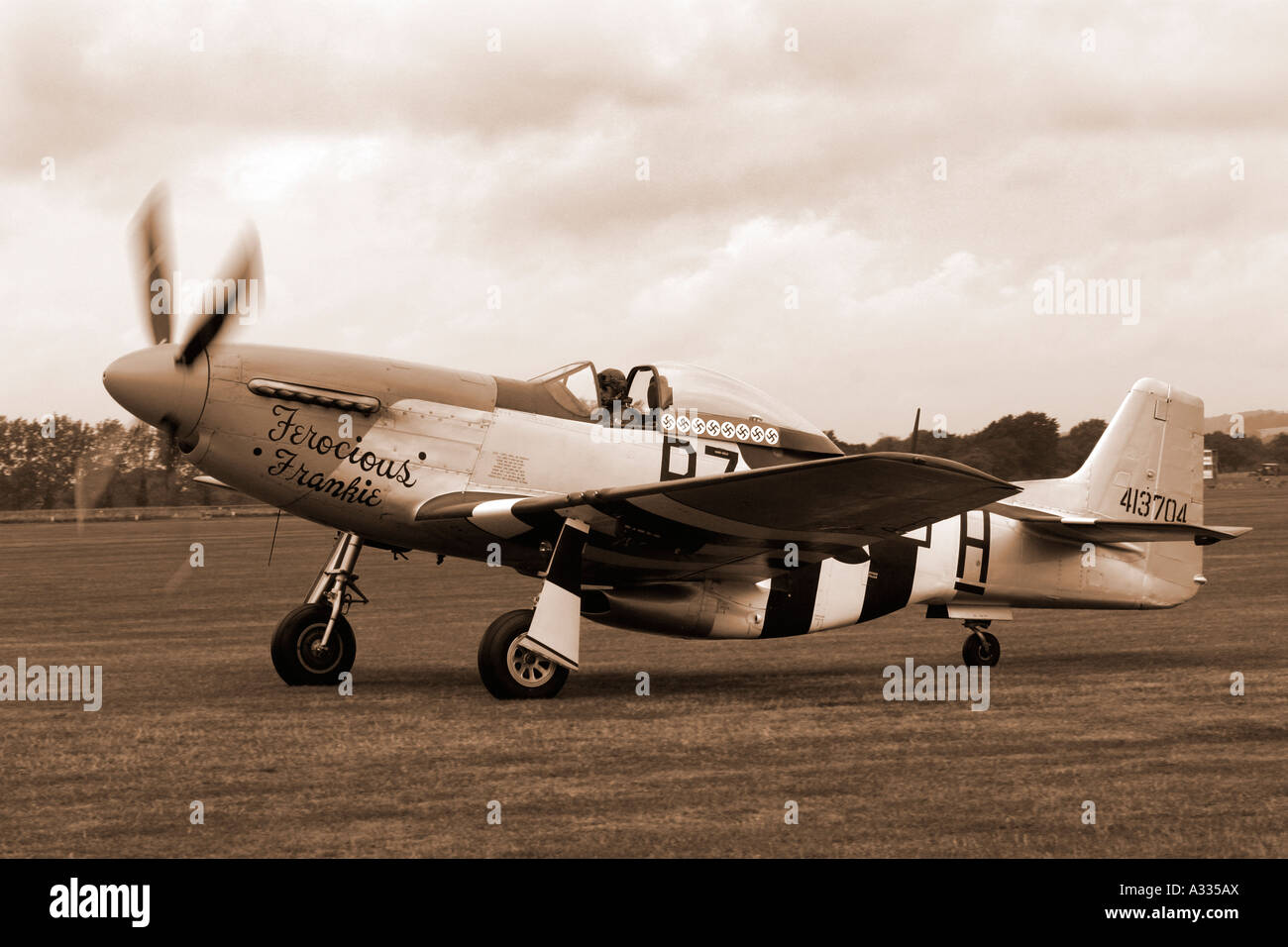Mustang P51 'Frankie' féroce, avion de chasse monoplace américain de la Seconde Guerre mondiale, les taxis sur piste gazonnée. Banque D'Images
