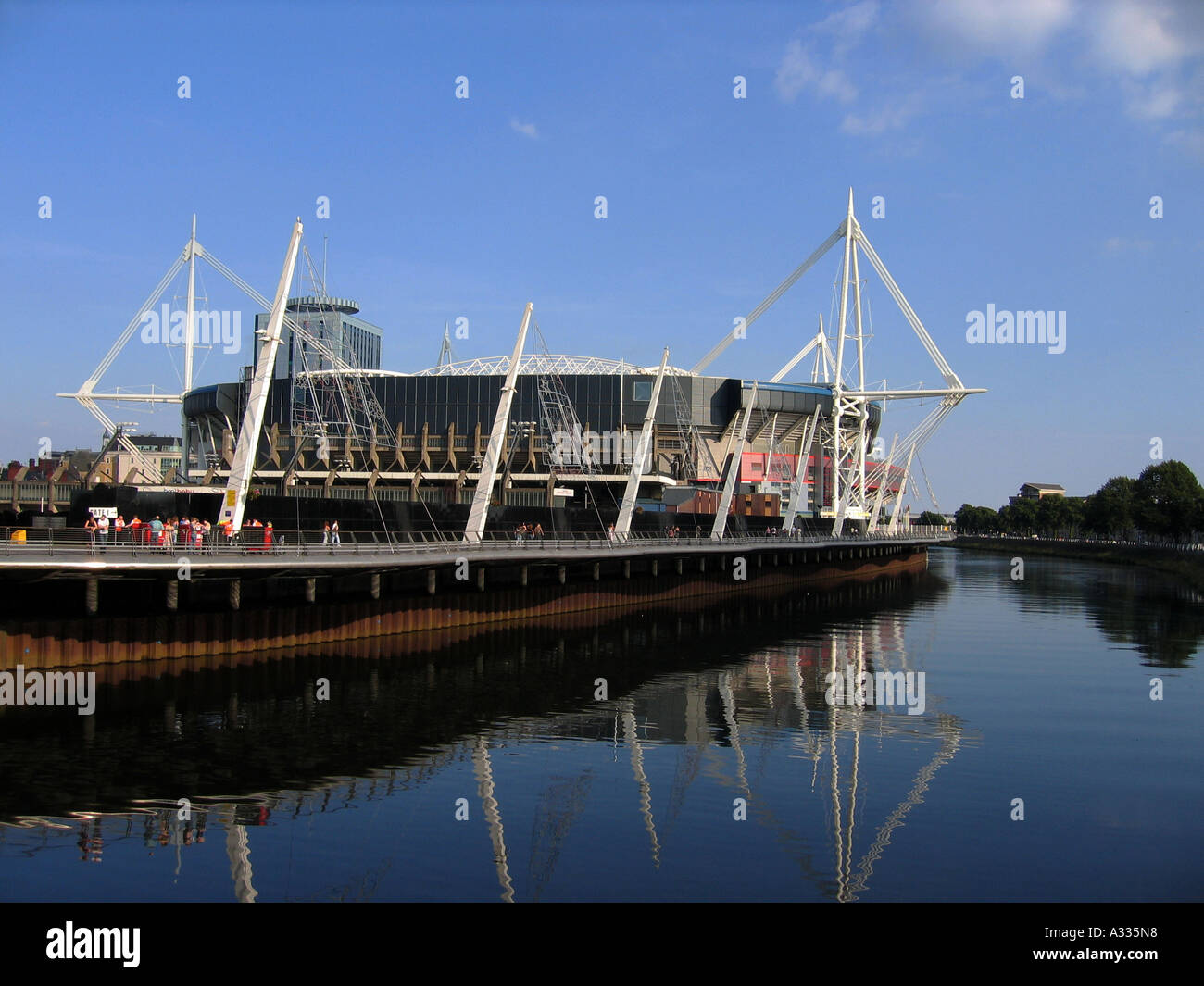 Millennium Stadium, Cardiff, Pays de Galles, Royaume-Uni, à côté de la rivière Taff. Banque D'Images