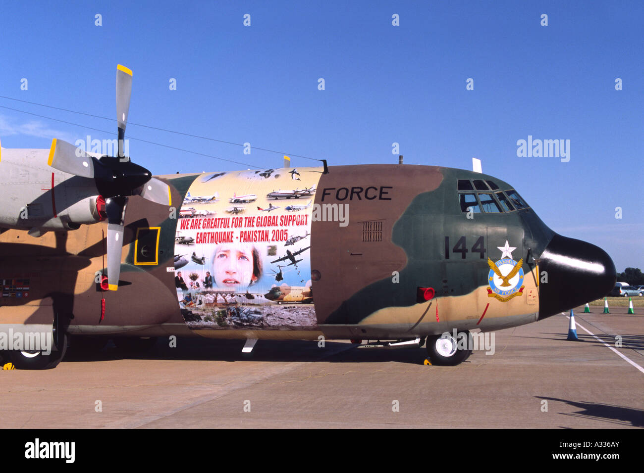 Lockheed C-130B Hercules pakistanais exploités par l'Armée de l'air, avec de l'oeuvre commémorative montrant l'aide aux victimes du séisme de 2005 Banque D'Images