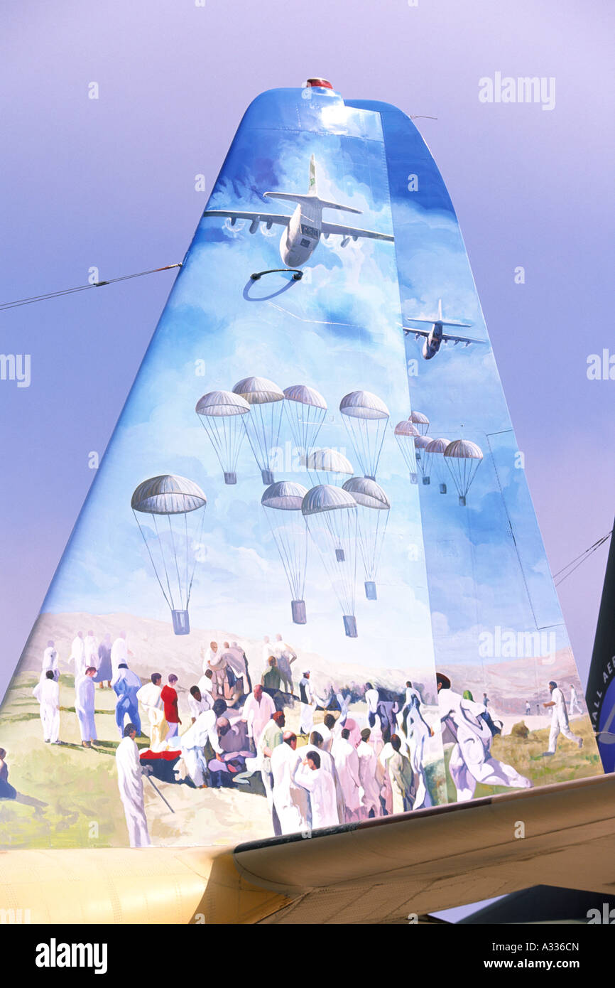 Lockheed C-130B Hercules exploités par l'Armée de l'air pakistanaise, avec queue commémorative artwork montrant l'aide aux victimes du séisme de 2005 Banque D'Images