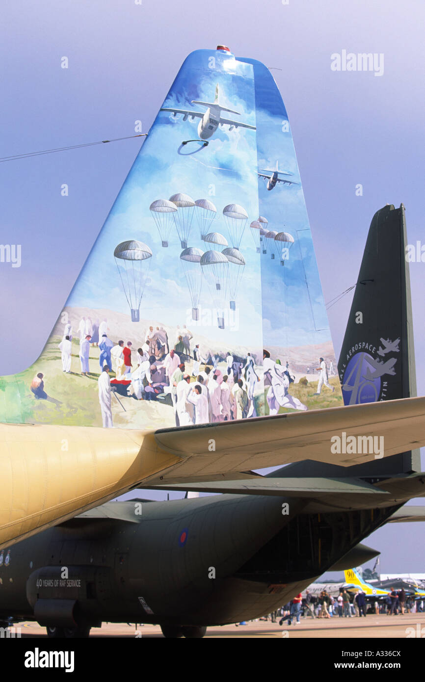 Lockheed C-130B Hercules exploités par l'Armée de l'air pakistanaise, avec queue commémorative artwork montrant l'aide aux victimes du séisme de 2005 Banque D'Images