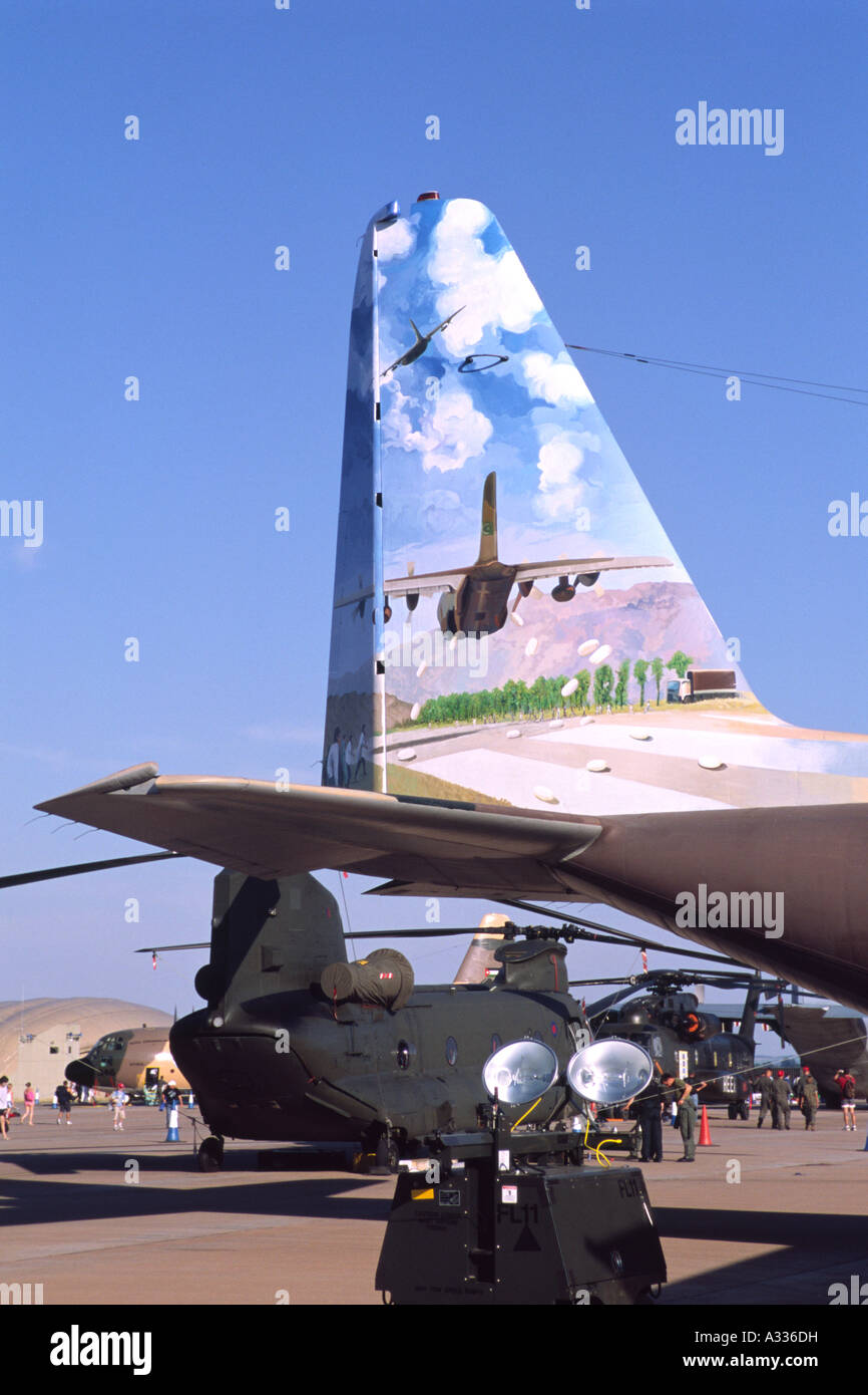 Lockheed C-130B Hercules exploités par l'Armée de l'air pakistanaise, avec queue commémorative artwork montrant l'aide aux victimes du séisme de 2005 Banque D'Images