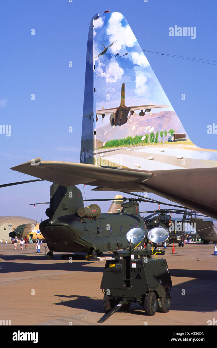 Lockheed C-130B Hercules exploités par l'Armée de l'air pakistanaise, avec queue commémorative artwork montrant l'aide aux victimes du séisme de 2005 Banque D'Images