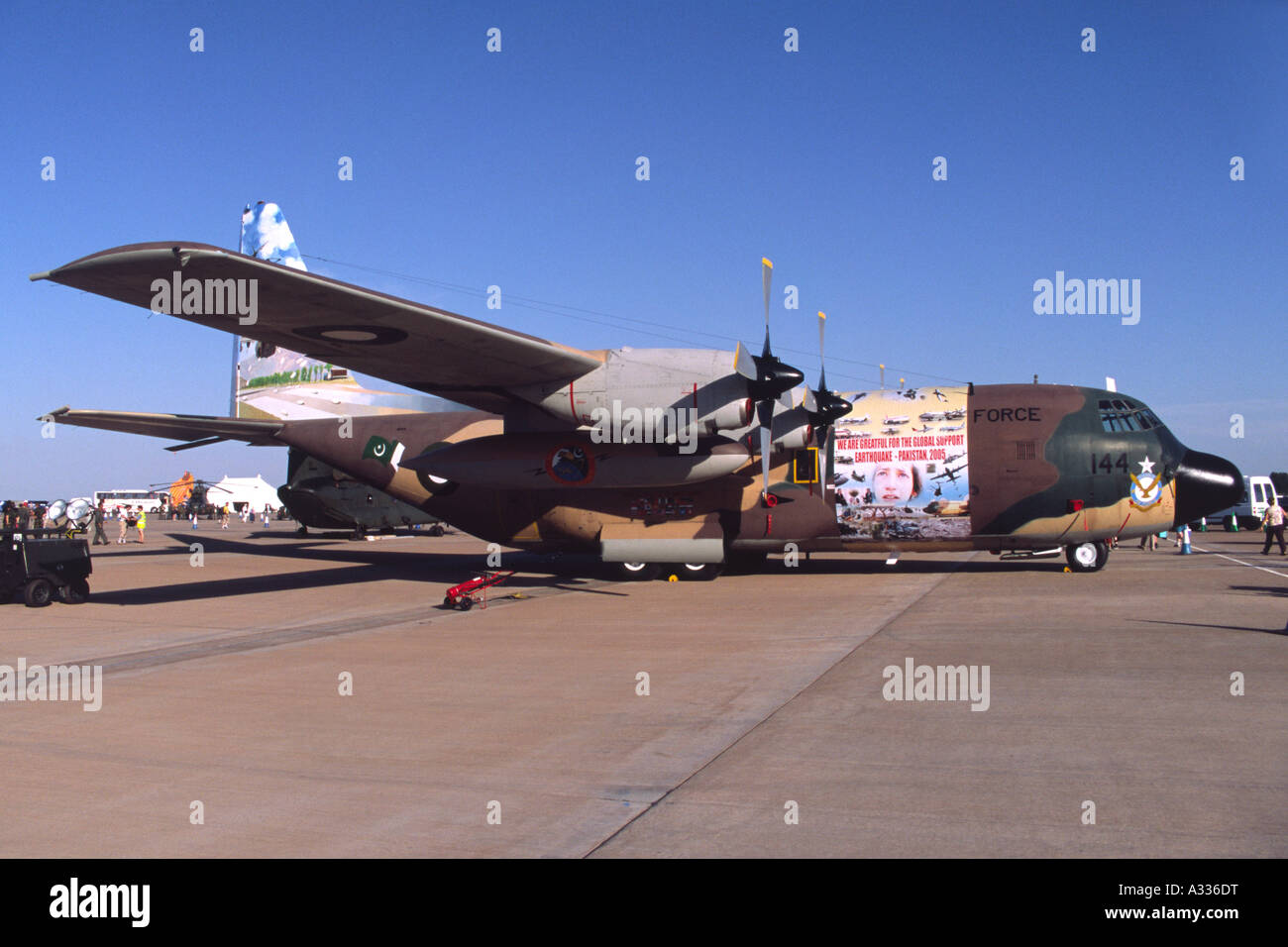 Lockheed C-130B Hercules pakistanais exploités par l'Armée de l'air, avec de l'oeuvre commémorative montrant l'aide aux victimes du séisme de 2005 Banque D'Images