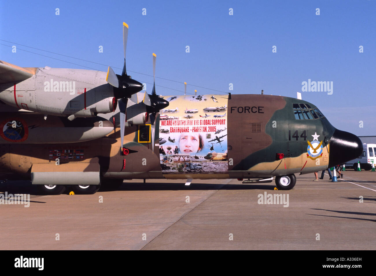 Lockheed C-130B Hercules, Forces aériennes pakistanaises, avec de l'oeuvre commémorative soulignant l'aide aux victimes du séisme pakistanais de 2005 Banque D'Images