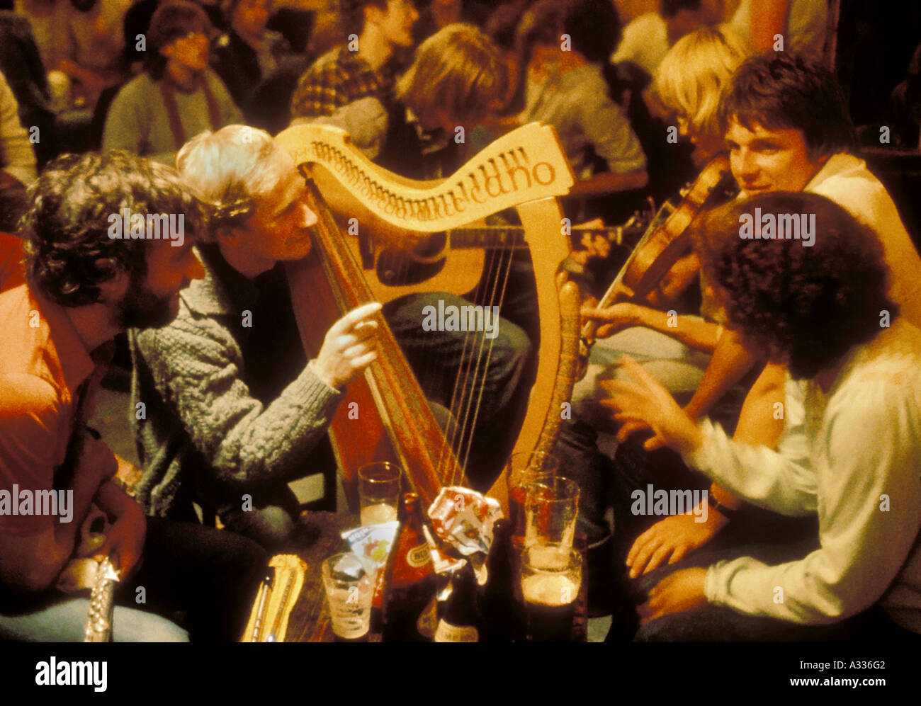 Une harpe celtique avec un guitariste et violoniste divertit les clients à un pub à Bantry Irlande Banque D'Images